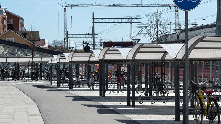 Seagull cykeltak, dubbelriktade. Design Kristofer Hansén. Jacobsbergs Centrum.