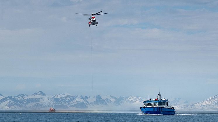 Hanna Resvoll tar del i en søk- og redningsøvelse med redningstjenesten. Foto: Stefan Claes