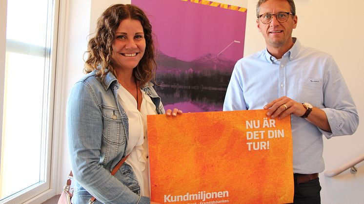 Karolina Lundström ger sin del av Kundmiljonen till Regnbågsteatern i Piteå. Här med kontorschef Thomas Nordberg.