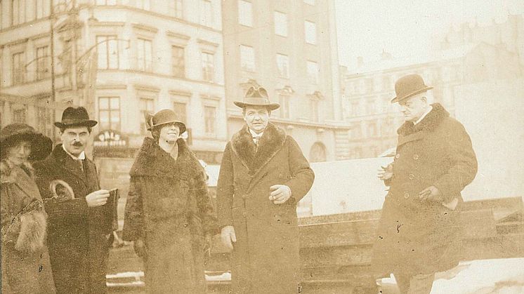 Jean Sibelius, längst till höger, besöker bygget av Konserthuset vid Hötorget 1924. Vid samma besök ledde han Kungliga Filharmonikerna i uruppförandet av Symfoni nr 7.