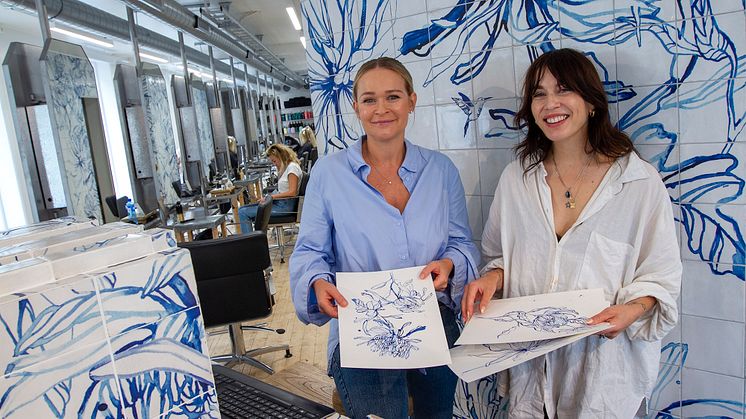 Agnes Gulbrandsen skinner om kapp med illustratør Esra Røise når vi møter dem i Gevir-salongen på Grünerløkka et par måneder etter at den er gjenåpnet.