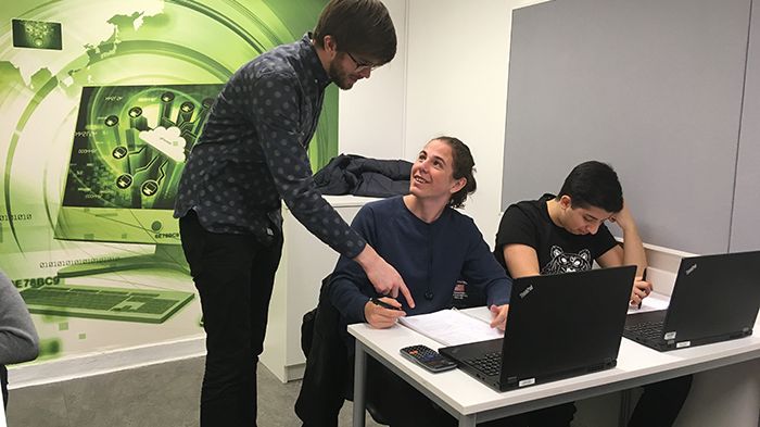 David Hedberg med några elever på Realgymnasiet i Norrköping