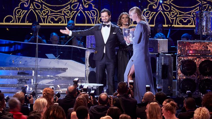 H.K.H. Prins Carl Philip delar ut pris och hyllar pristagerskan Sarah Sjöström under Svenska Idrottsgalan 2016
