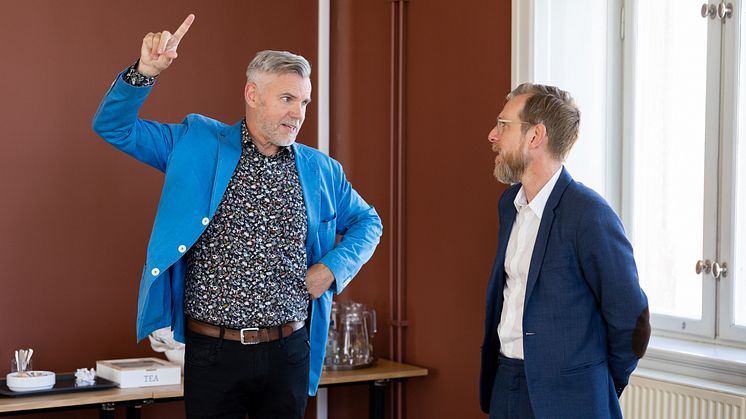 Marie Cederschiöld högskolas rektor Roger Klinth och socialminister Jakob Forssmed.