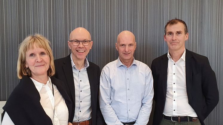 Nå får Kunnskaps-Norge felles IAM.  F.v: Ida Munkeby (leder av Digitaliseringsstyret for høyere utd. og forskning), Tore Burheim (IT-direktør, UiB), Tom Røttingen (adm.dir., Uninett AS) og Sigurd Eriksson (assisterende direktør, Unit)