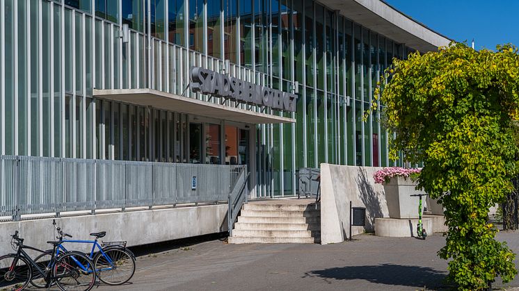 Halmstads första stadsbibliotek invigdes för hundra år sedan. Här huvudentrén till det nuvarande, invigt 2006. Bild: Joakim Leihed 