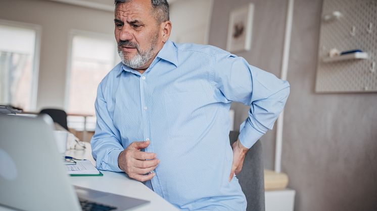 Die Generation 50 plus ist von sitzbedingten Beschwerden wie Rücken-, Schulter- und Nackenschmerzen besonders häufig betroffen. / Bild: iStock 1472266526