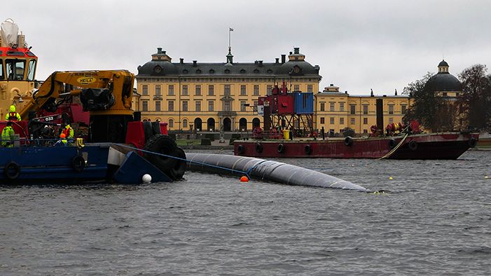 En ny huvudvattenledning sänks ner i Drottningholmssundet för att säkra dricksvattnet för ytterligare en halv miljon Stockholmare.