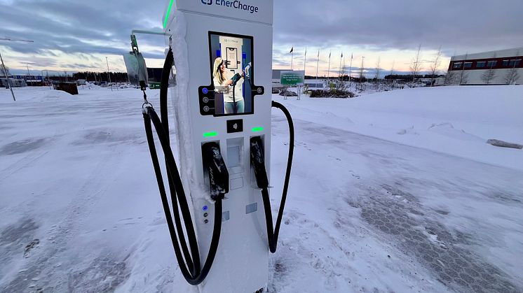 Laddstationen i Umeå är utrustad med två 350 kW-laddare med sammanlagt fyra laddpunkter. Laddar fler samtidigt vid samma laddare blir det 175kW per laddpunkt.