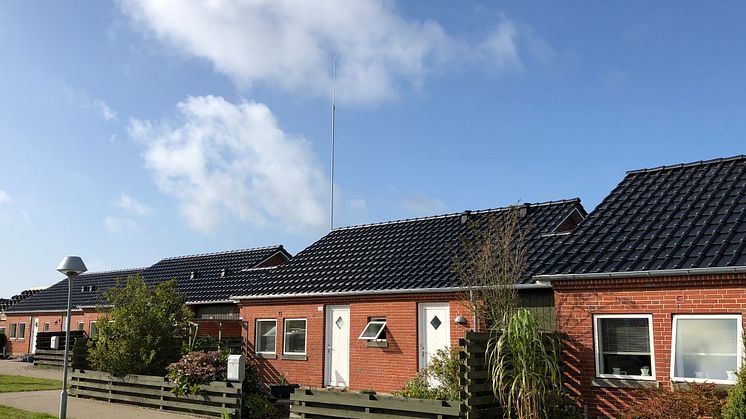 Bebyggelsen har fået et betydeligt løft med de nye tage, hvor solcellerne er så godt som usynlige 