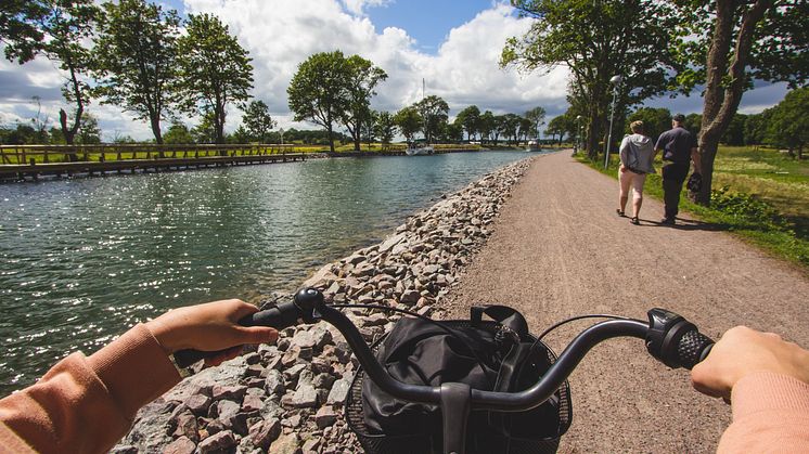 Att cykla längs Göta kanal har varit populärt bland hemestrande besökare i sommar. Foto: Visit Linköping