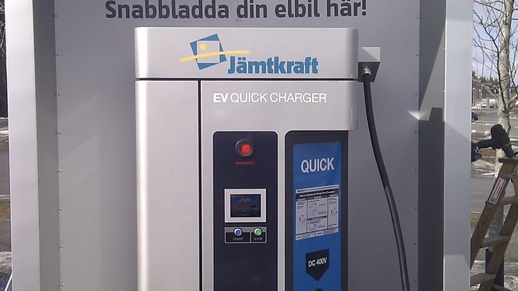 Nu invigs norra Europas första snabbladdningsstation för elbilar i Östersund. Under tiden dricker vi te.