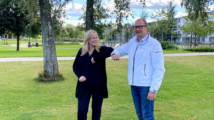 Theresa Gunnergren, fastighetsutvecklingschef, AB Bostäder och Tommy Prissberg, marknadsområdeschef Riksbyggen.
