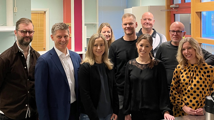 Tillsammans ser vi till att mötesplats Zenith öppnar på Strömbackaskolan. Från vänster: Jens Hedström och Per Pettersson, Piteå IF FF, Annika Niklasson, gymnasiechef, Emma Nyström, Wibax, Björn Lavander, Pite Energi, Annika Sandberg, Sparbanken Nord,