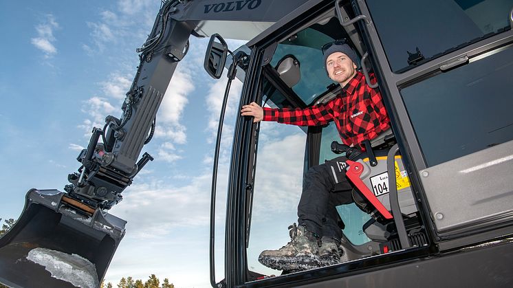 Alexander Mitz i hytten på ECR355E grävmaskin