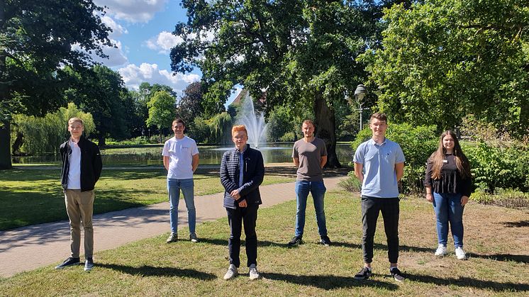Unsere neuen Azubis erkunden die Stadt. Erste Reihe von links: Kilian Popp, Lasse Zeigner und Myles Krüger. Reihe zwei: Die Paten aus dem zweiten und dritten Lehrjahr stehen den jüngeren mit Rat und Tat zur Seite