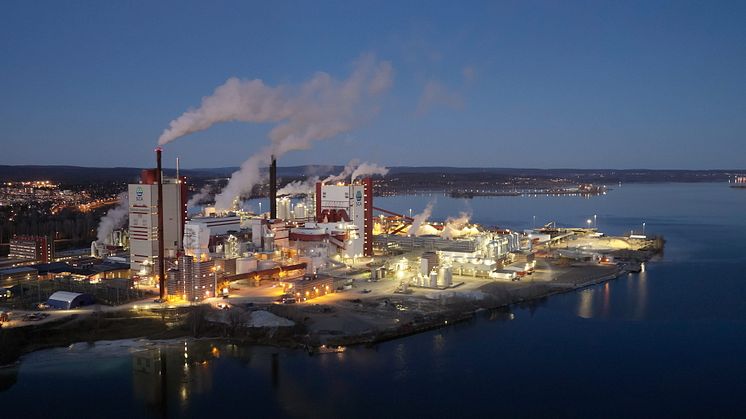 Råvaran i form av tallolja till det nya raffinaderiet kommer att levereras från Östrands massafabrik nära Sundsvall. Bild: SCA