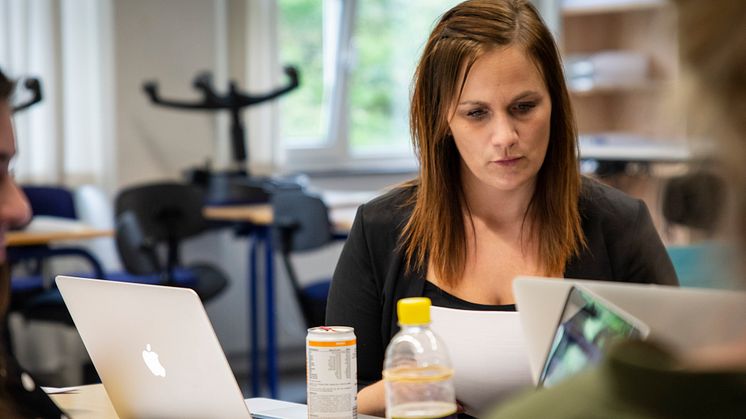 Anne Jagd Kokholm har skiftet livet som kørelærer ud med en stilling som kontorelev. 