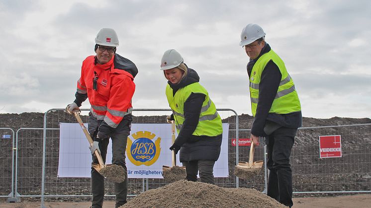Första spadtaget togs av Ulf Sterner, regionchef Veidekke Bygg Syd, Maria Strandberg, lägenhetsköpare och Kent Andersson, ordförande HSB Malmö.