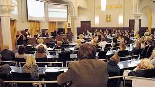 Pressinbjudan: Gymnasieelever tar plats i fullmäktigesalen
