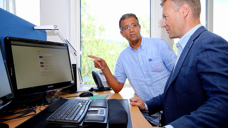 Signeringsløsningen fra Digipost letter arbeidsdagen til arkivmedarbeider Abdelilah Lemriri. Her viser han løsningen til kommunikasjonssjef Torkel Bergstøl (t.h.) i Nittedal kommune.