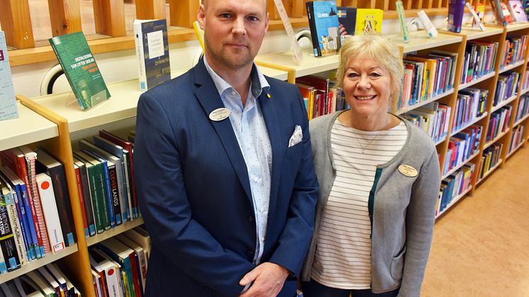 Daniel Skålerud, gymnasiechef, och Hellen Andersson, skolbibliotekarie, gläds åt utmärkelsen. 