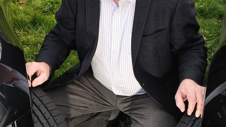 Kører man på sommerdæk om sommeren og vinterdæk om vinteren, er man bedst garderet, mener Kenneth Saust