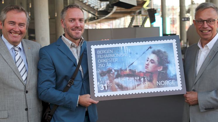 Bergenskunstneren Lasse Michelsen (i midten) har designet frimerket. Til venstre administrende direktør Bernt Bauge og til høyre frimerkedirektør Halvor Fasting.