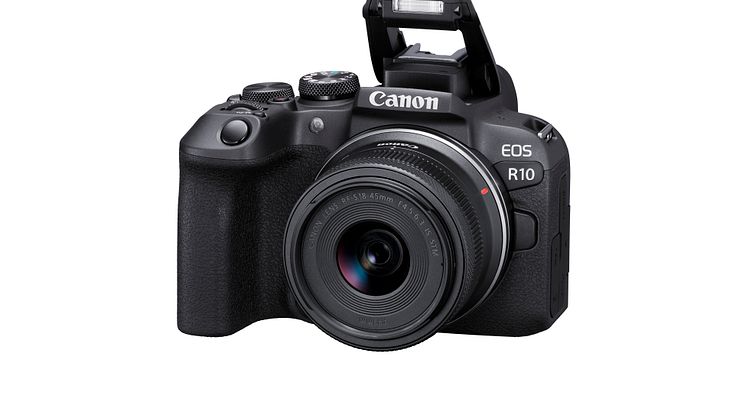 12_Canon EOS R10_FrontSlantLeft_RF-S 18–45 mm F4.5–6.3_FlashUp