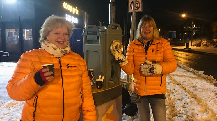 Utdeling av gløgg og pepperkaker