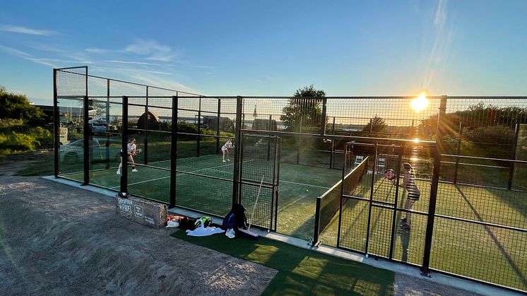 Padelmatch en härlig sommarkväll på Söderpiren padel i Halmstad. Foto: Peter Gereny