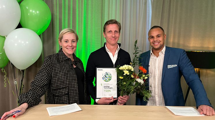 Claes Lindahl, vd och grundare för Intellego Technologies, tillsammans med årets värdar Ester Sundström och Rasmus Dahlberg från Deloitte.