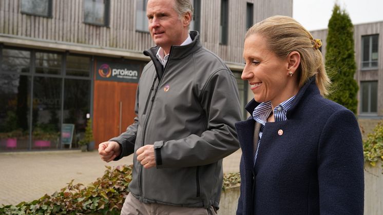 Prokon-Vorstände Henning von Stechow und Katharina Beyer vor dem Firmenhauptsitz in Itzehoe