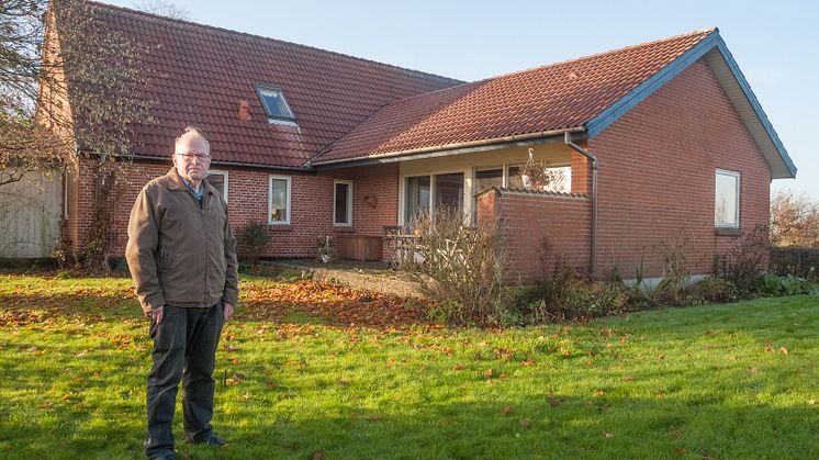 Andreas Sunesen i Roum foran sit hus, hvor nogle af de allerførste B&C Danflock tagsten blev oplagt i 1985. 