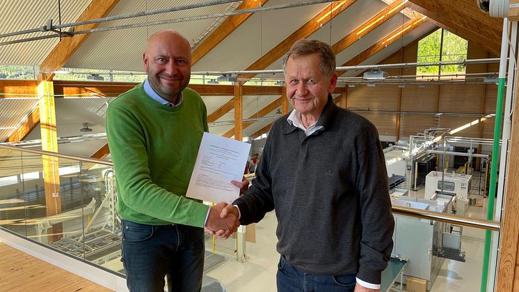 F.v. Produktansvarlig i Fjøssystemer Gruppen, Kjetil Olsen og daglig leder i Inaventa Solar, John Rekstad har signert avtalen.
