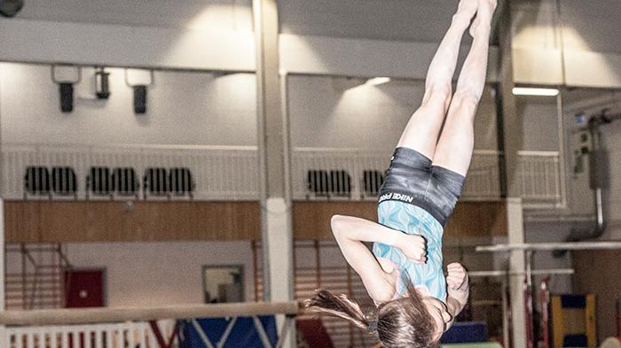 11 år handlar om korleis dei vaksne har handla i forkant og etterkant av at ei 11 år gammal turnjente tok livet sitt. Foto: Kim Hiorthøy.