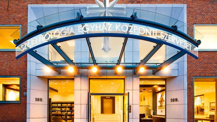 Entrén till Scientologi-kyrkan i Budapest