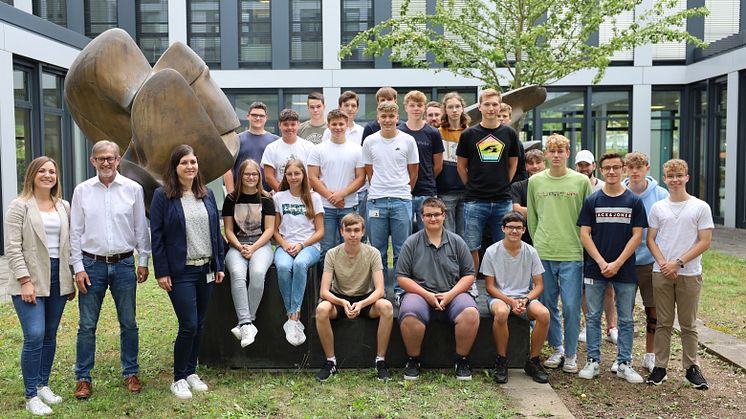 Start in spannende Abenteuer: Für rund 70 neue Auszubildende, davon 23 in der Region Ostbayern (Foto), beginnt heute der Weg in technische und kaufmännische Berufe beim Bayernwerk.