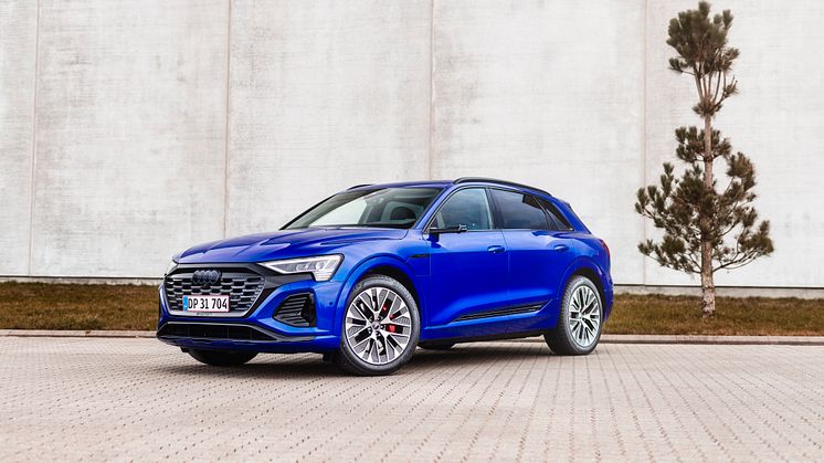 Audi Q8 e-tron (Ultrablå metallak)