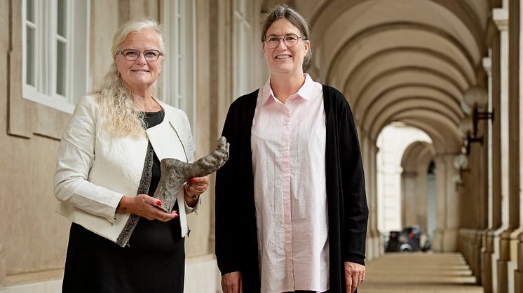 Liselott Blixt (tv), sundhedsordfører (DF), får overrakt Årets fod 2021 af Tina Christensen, formand for Danske Fodterapeuter. Foto: Jørgen True