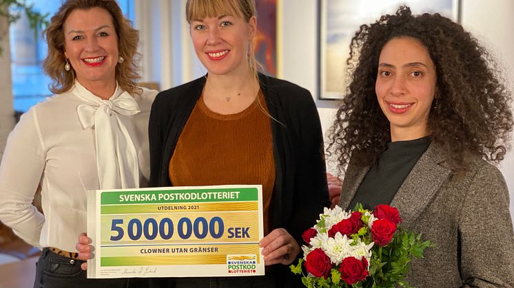 Hélène Carlbark, välgörenhetschef Postkodlotteriet, tillsammans med Louise Frisk och Mays Sylwan från Clowner utan Gränser.JPG