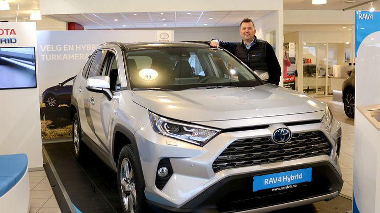 Toyotas hybridbiler er svært ettertraktede i markedet, sier Tor Anders Johansen, salgssjef hos Nordvik Toyota Mosjøen. Foto: Nordvik AS.