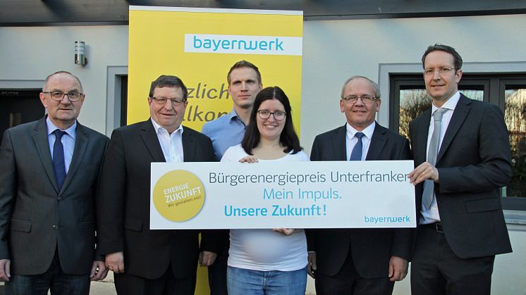 Auftakt für den Bürgerenergiepreis Unterfranken 2019 - v.l.: Bürgermeister Norbert Bauer, stv. Landrat Josef Demar, Vorjahrespreisträger Johannes und Christina Kürschner, Regierungspräsident Dr. Eugen Ehmann und Ingo Schroers vom Bayernwerk.