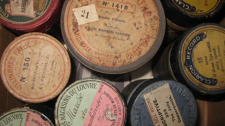 Fonografrullar från tidigt 1900-tal i sina typiska pappcylindrar. Foto: Namrood/Wikimedia commons
