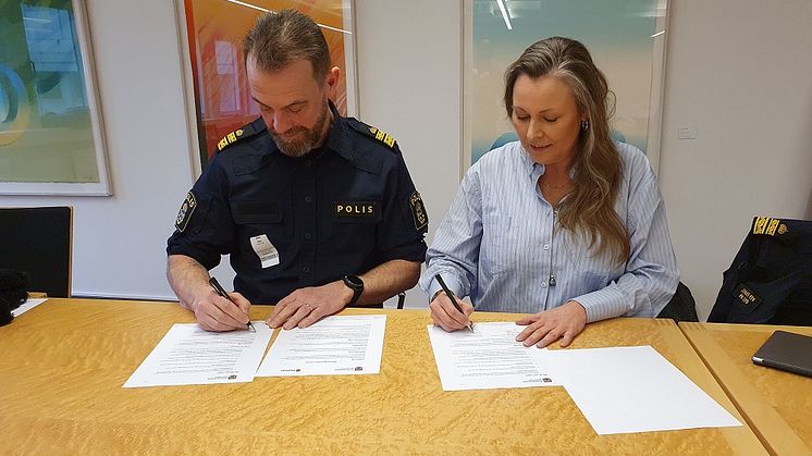 Jonas Ek, lokalpolisområdeschef, och Camilla Palm, kommunstyrelsens ordförande skriver under nya löften till medborgarna i Kristianstad.