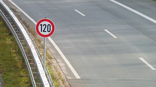 Fast nichts scheint so eindeutig wie Geschwindigkeitsbegrenzungen. Foto: Lupo / pixelio.de