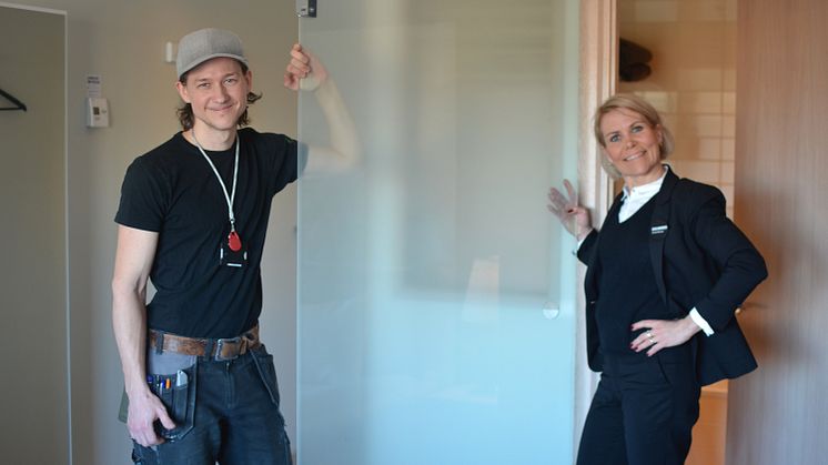 Jessica Norgren, VD på Clarion Hotel Sign, här tillsammans med Sam Andersson, från Zengun, hotellets dörrhjälte.