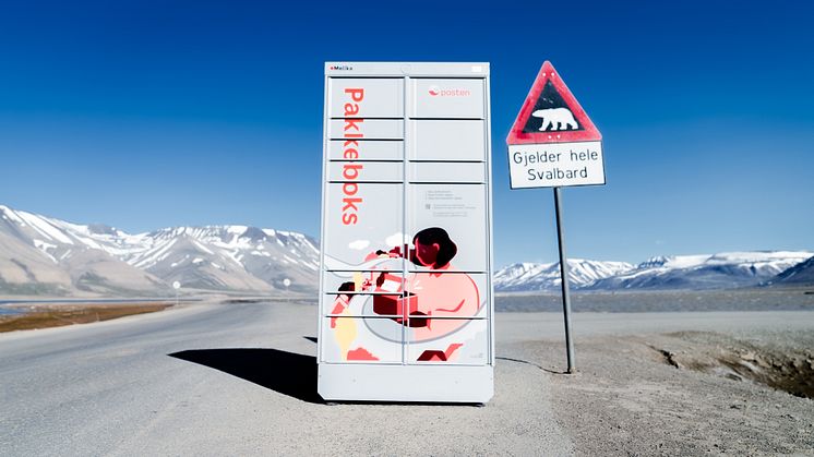 MILEPÆL: Pakkeboks nummer 1.800 er plassert ut Longyearbyen på Svalbard. Foto: SwipBox/Emil Vinther