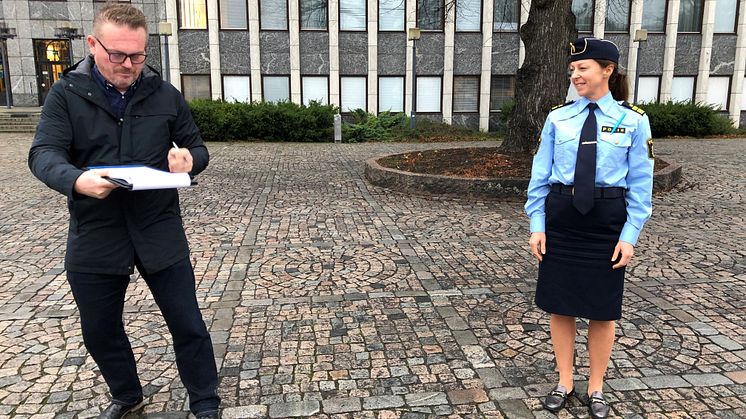 Staffan Jansson (S) kommunstyrelsens ordförande och Sara Ekström, lokalpolisområdeschef Västerås undertecknade Medborgarlöftet 2021 den 18 november utanför stadshuset i Västerås.