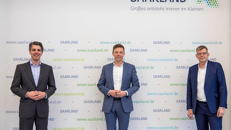 Deutsche Glasfaser plant Glasfaseranschlüsse für zwei Drittel aller Haushalte im Saarland: David Zimmer, Gründer von inexio, Tobias Hans, Ministerpräsident des Saarlandes, und Thorsten Dirks, CEO von Deutsche Glasfaser. (Staatskanzlei Saarland/Pf)